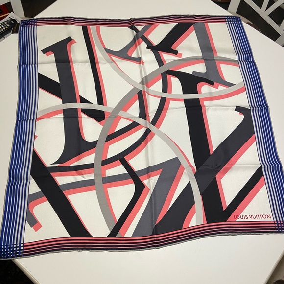 Unused Louis Vuitton scarf - Picture 1 of 5